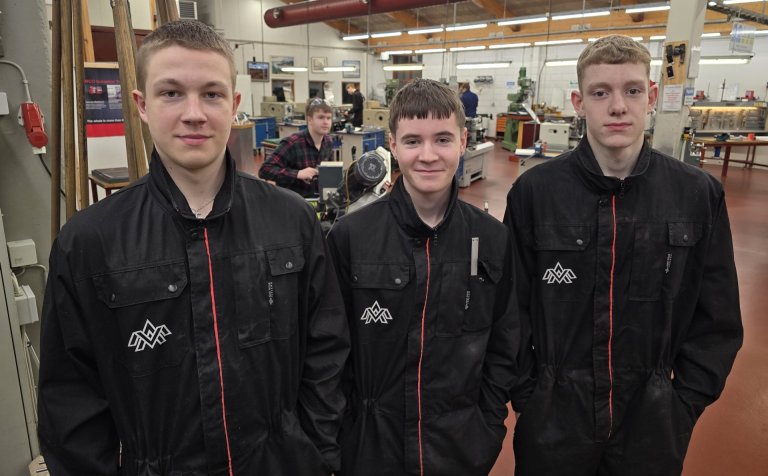 Snocrossarnir þrír í fullum skrúða í verklegum tíma í grunndeild málmiðnaðar hjá Stefáni Finnbogasyn…