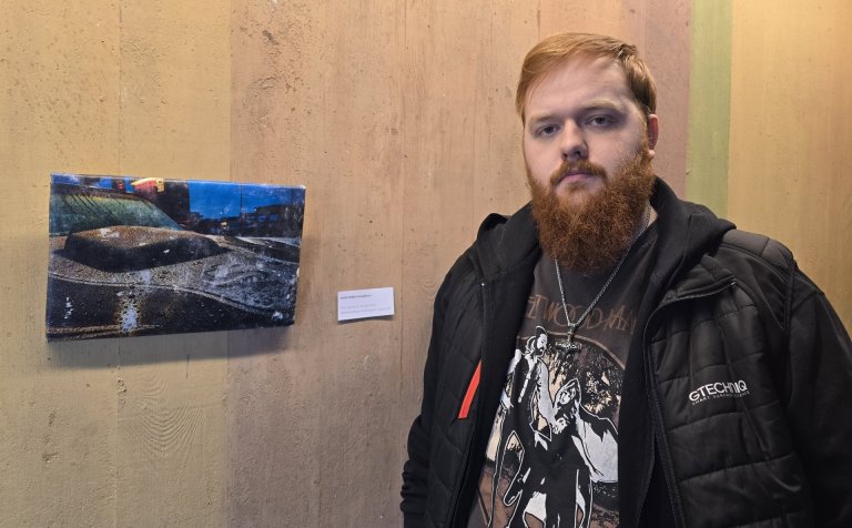 Andri Hafþór Þorgilsson við akrílgelverk sitt.