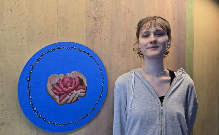 Hafey Hvítfeld Garðarsdóttir við akrílverk sitt, Vatnaliljuna.