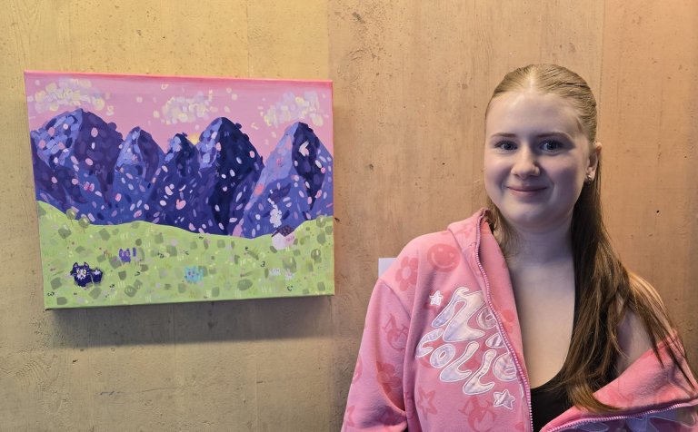 Emelía Ósk Gunnþórsdóttir við akrílverk sitt í VMA.