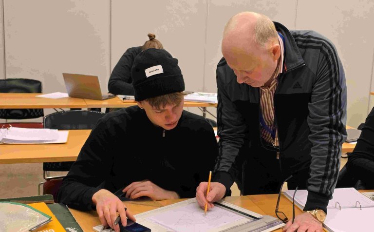 Jóhann Kristjánsson kennari í grunnteikningu leiðbeinir og gefur góð ráð.