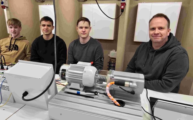 Nemendurnir þrír á öðru ári í iðnaðar- og orkutæknifræði við HA/HR. Með þeim er kennari þeirra, Guðm…