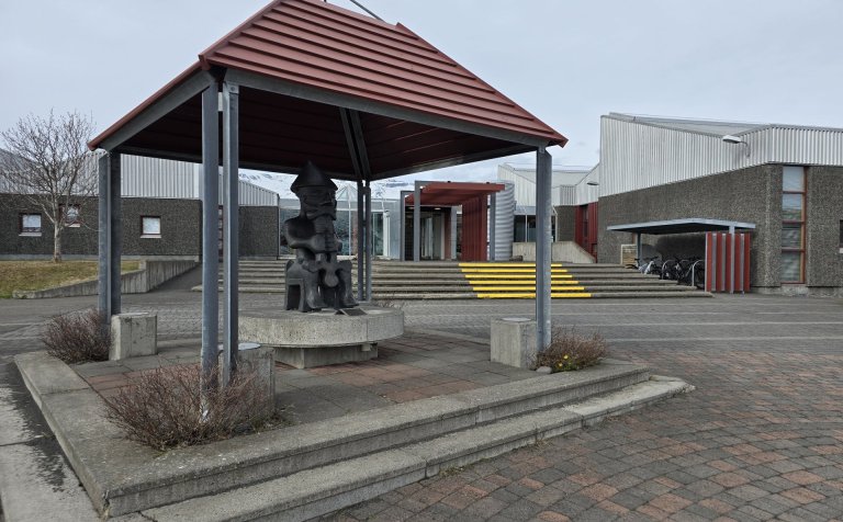 Austurinngangur VMA. Hér verður ræst í Vorhlaup VMA 2025 og á sama tíma verður opið hús í skólanum.