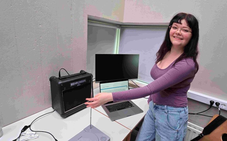 Carmen Ósk Erlendsdóttir sýndi einskonar hljóðgervil sem hún hannaði og útbjó. Eitt af mörgum skemmt…