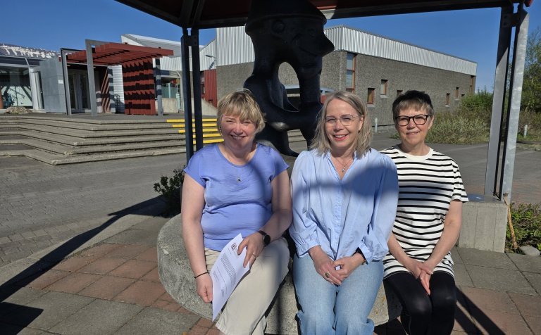 Zontakonurnar Anna Marit Níelsdóttir og Þórhildur Kristjánsdóttir, sem eru hér í sumarblíðunni í dag…