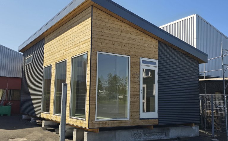 Húsið er vandað 64 fermetra hús með millilofti unnið af nemendum í VMA