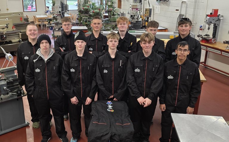 Kampakátir grunndeildarnemar í nýju vinnugöllunum.