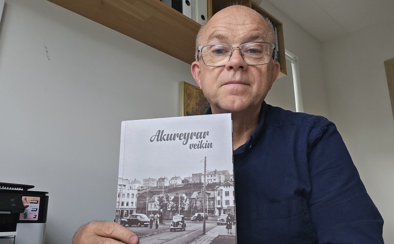 Óskar Þór með nýju bókina.