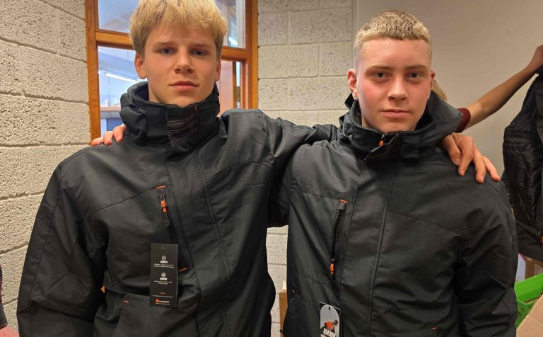 Kampakátir grunndeildarnemar í nýju hlífðarúlpunum.