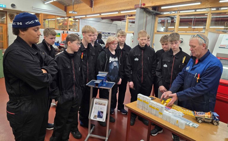 Hörður Óskarsson brautarstjóri málmiðnbrautar VMA segir nemendum sínum í grunndeild frá gjöf Össurar…