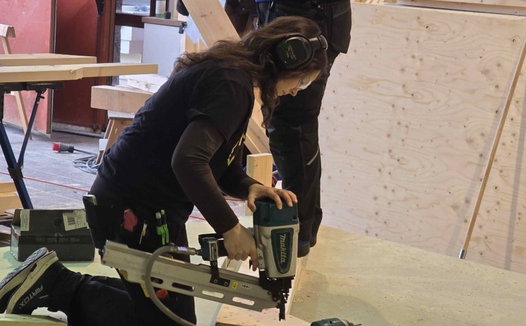 Nemendur í byggingadeild vinna að byggingu þriggja frístundahúsa.