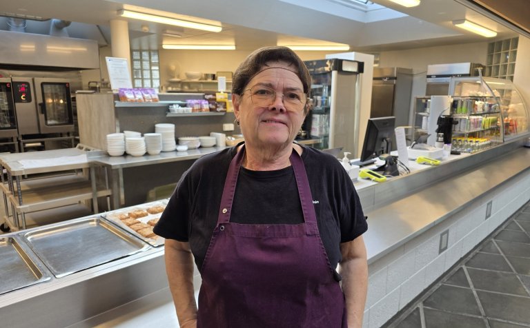 Guðrún Ásgrímsdóttir - Gússa hefur staðið vaktina í mötuneytinu í VMA síðan 2008.