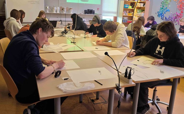 Nemendur önnum kafnir í grunnteikningu.