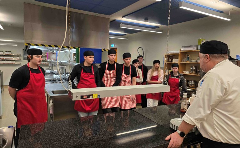 Nemendur í NÁSS-tíma hjá Ara Hallgrímssyni á matvælabraut VMA.