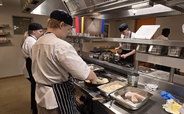 Í verklegum tíma í eldhúsinu hjá Ara Hallgrímssyni.