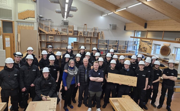 Nemendur á fyrstu önn í byggingadeild í nýja hlíðarfatnaðinum. Með þeim á myndinni eru Benedikt Barð…