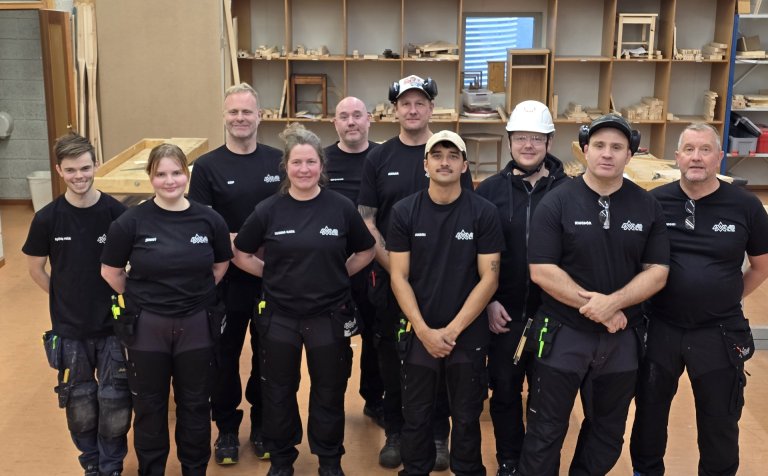 Tíu af þrettán nemendum í kvöldskólanum í húsasmíði í splunkunýjum hlífðarfatnaði sem þeir fengu afh…