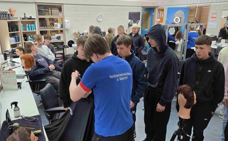 Grunnskólanemar kynntu sér bæði verk- og bóknám í VMA. Hér er nemendahópur að fá innsýn í hársnyrtii…