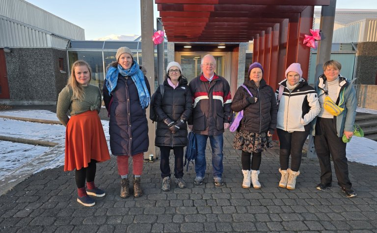 Góðir gestir frá Cork á Írlandi við aðalinngang VMA. Lengst til vinstri er Dagný Hulda Valbergsdótti…