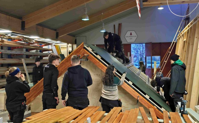 Nemendur byggingadeildar VMA eru með þrjú 20 fermetra frístundahús (með svefnlofti að hluta) í byggi…