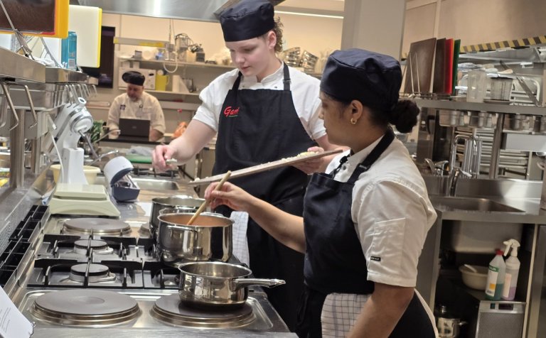 Nemendur skapa Mistery Basket í fyrsta verklega tímanum í 2. bekk í matreiðslu á vorönn 2026.