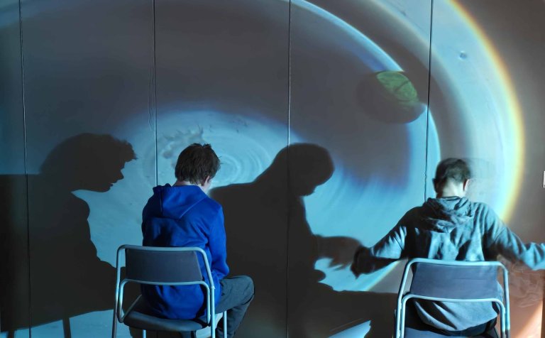 Í töfraheimi ljósbrota og skugga sem myndvarpinn skapar.