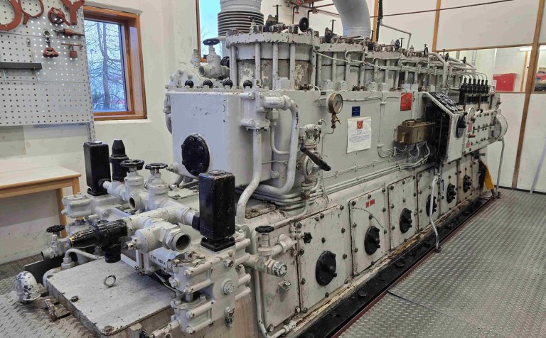 Wichman vélin úr Snæfellinu EA 740 er stærsta vélin í vélasal vélstjórnarbrautar. Til stendur að fja&hellip;