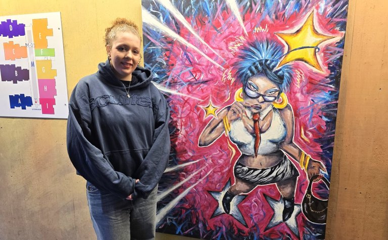 Kristjana Bella Kristinsdóttir við akrílverk sitt Hvað er það sem?