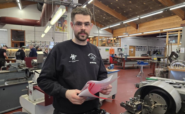 Reynir Franz Valsson í kennslustund í málmsmíði.