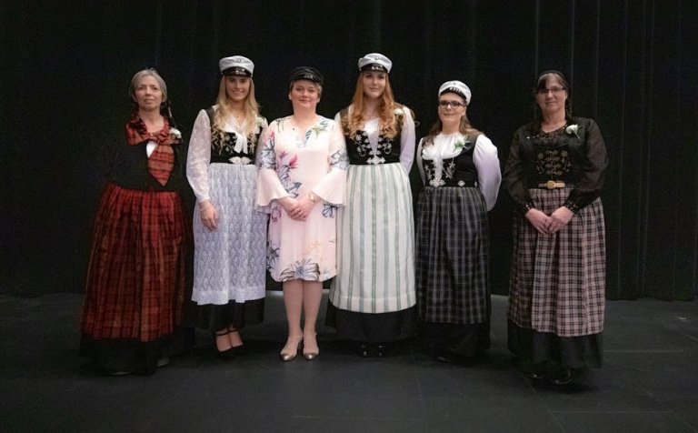 Skólameistari með glæsilegum útskriftarnemum.