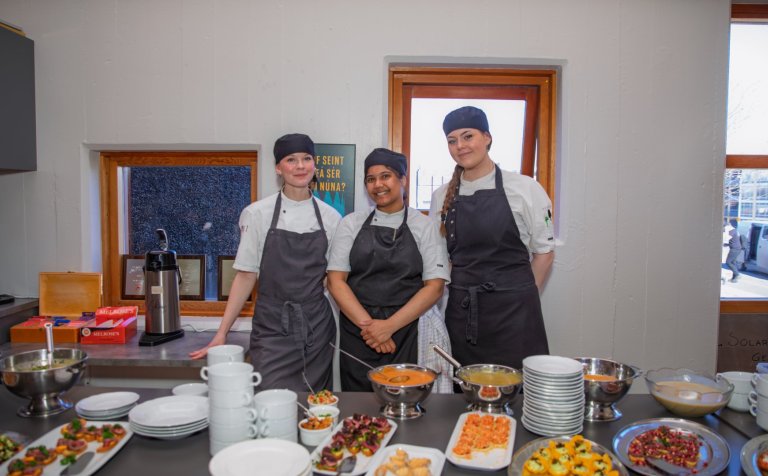 Þrír af matreiðslunemunum við krásum hlaðið matarborðið í dag.