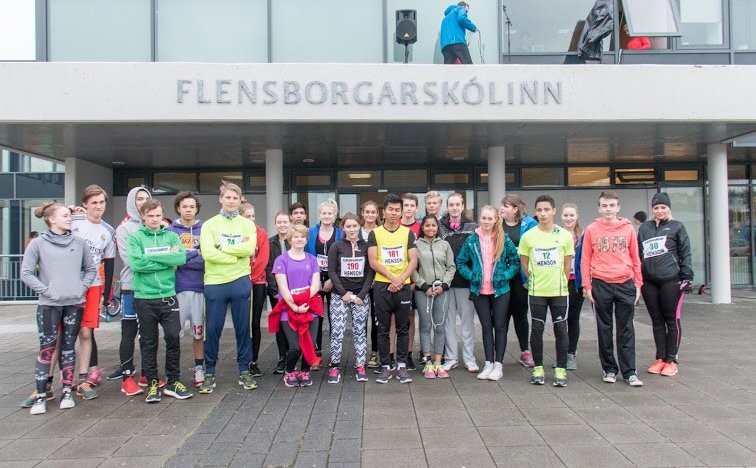 Hópur VMA-hlaupara fyrir framan Flensborgarskóla.