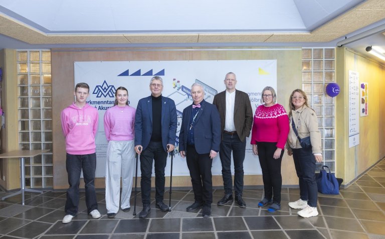 Mennta- og barnamálaráðherra og starfsmenn ráðuneytisins í VMA í dag með skólameistara og aðstoðarsk…