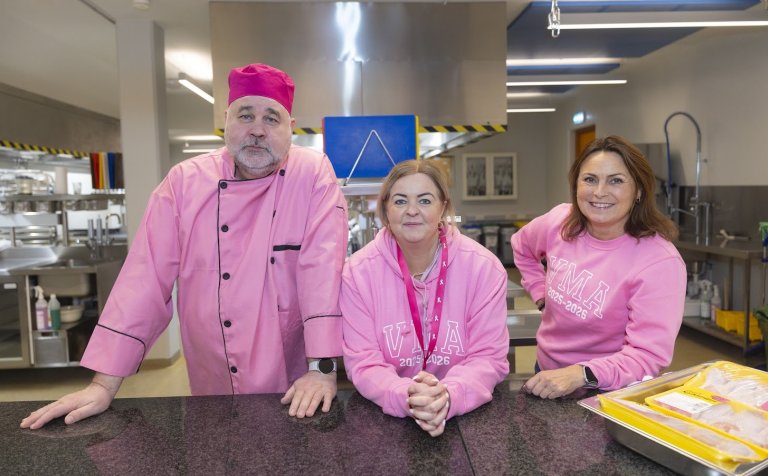 Á matvælabrautinni var allt í bleiku í dag - Ari Hallgrímsson, Íris Björk Hafþórsdóttir og Steinunn …