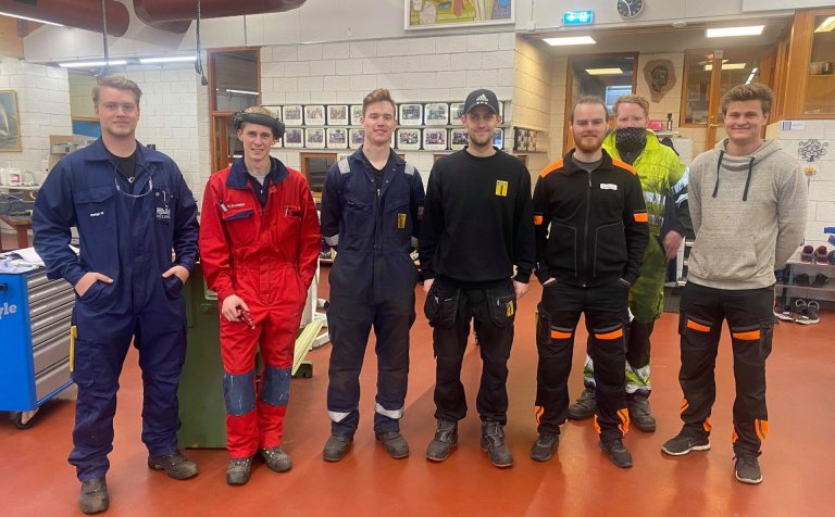 Sjö fyrrverandi nemendur VMA þreyttu sveinspróf.