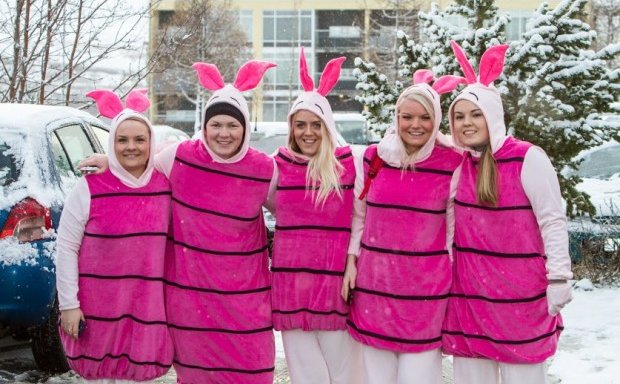 Skrautlegir útskriftarnemar í morgunsárið.