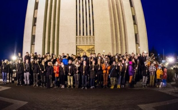 Göngufólk við Akureyrarkirkju.