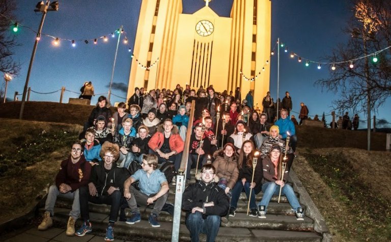 Göngufólk í kirkjutröppunum. Mynd: HF.