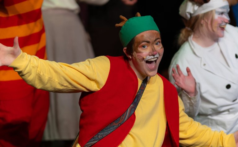 Hemmi Ósk er hér í hlutverki hins músíkalska Lilla klifurmúsar.