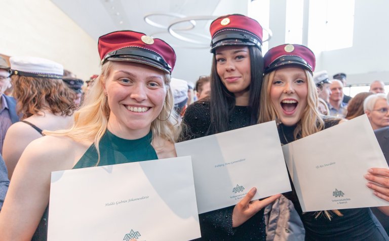 Nýútskrifaðir húsasmiðir í maí 2023 Hulda Guðrún, Friðbjörg Anna og Ylfa Rún