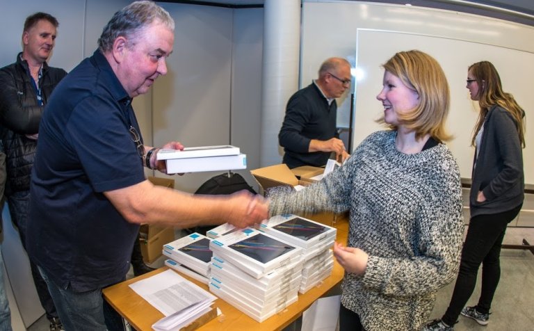 Nemendur tóku við spjaldtölvunum með bros á vör.