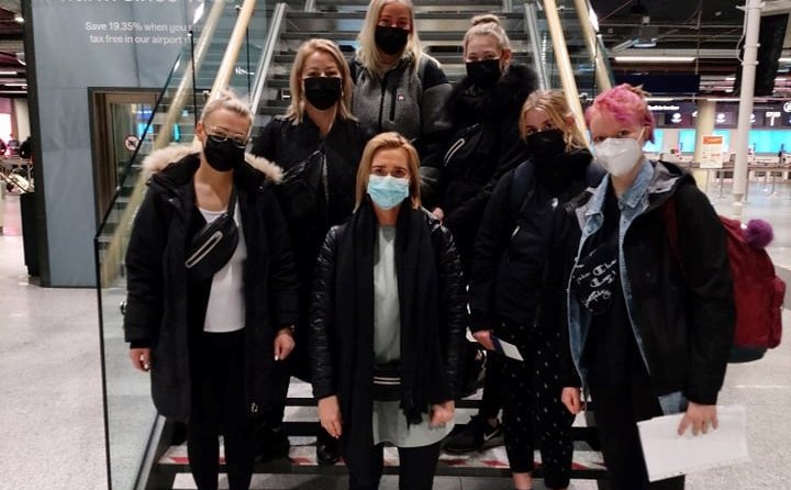 Nemendur og kennarar í Leifsstöð í gær.