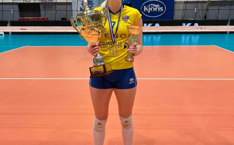 Jóna Margrét fyrirliði KA með bikarinn.