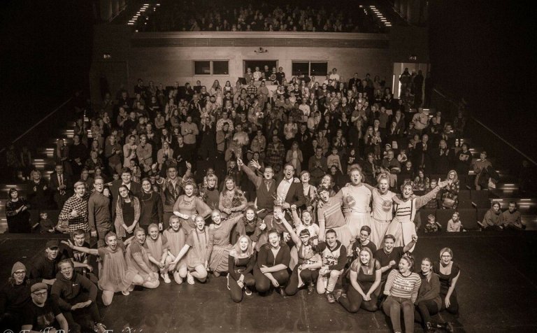 Að lokinni frumsýningu. Leikhópurinn og áhorfendur