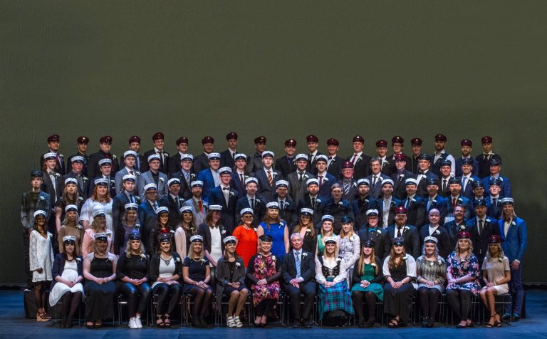 Brautskráningarhópurinn á sviðinu í Hofi í dag.