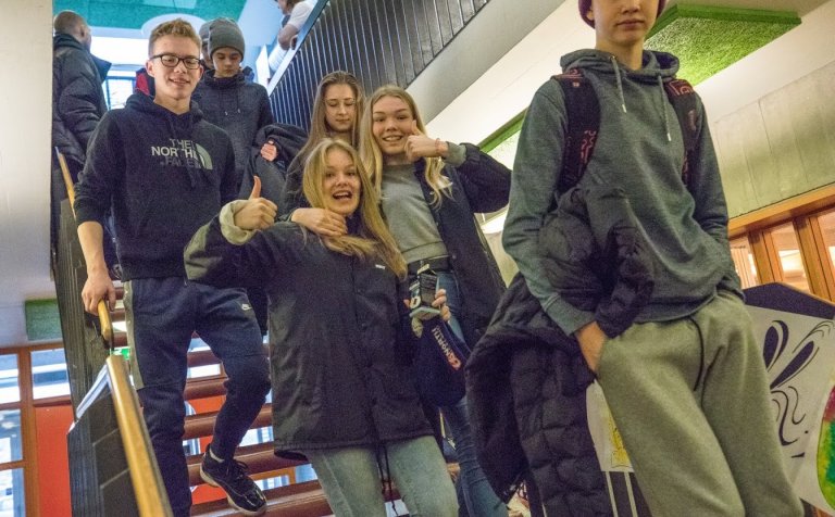 Glaðir grunnskólanemendur í VMA.