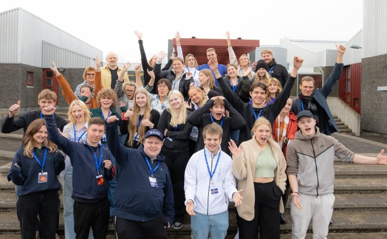 Þáttakendur í verkefninu fyrir framan VMA.