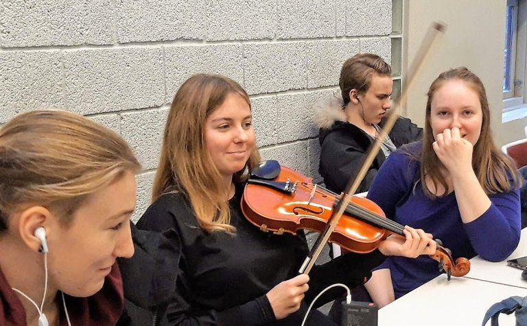 Með fiðluna á lofti í lífsleiknitíma. Myndir: ÓHB