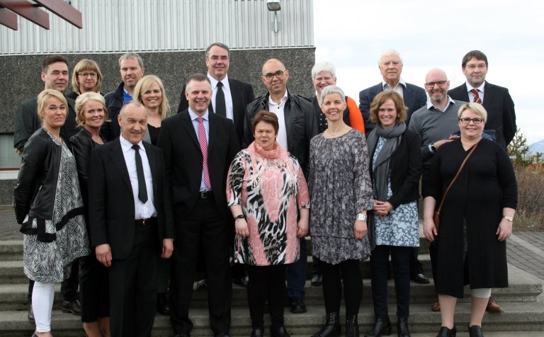 Nemendur ásamt þremur kennurum fyrir utan VMA.