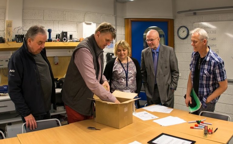 Stýritölvurnar teknar upp úr gjafakassanum.